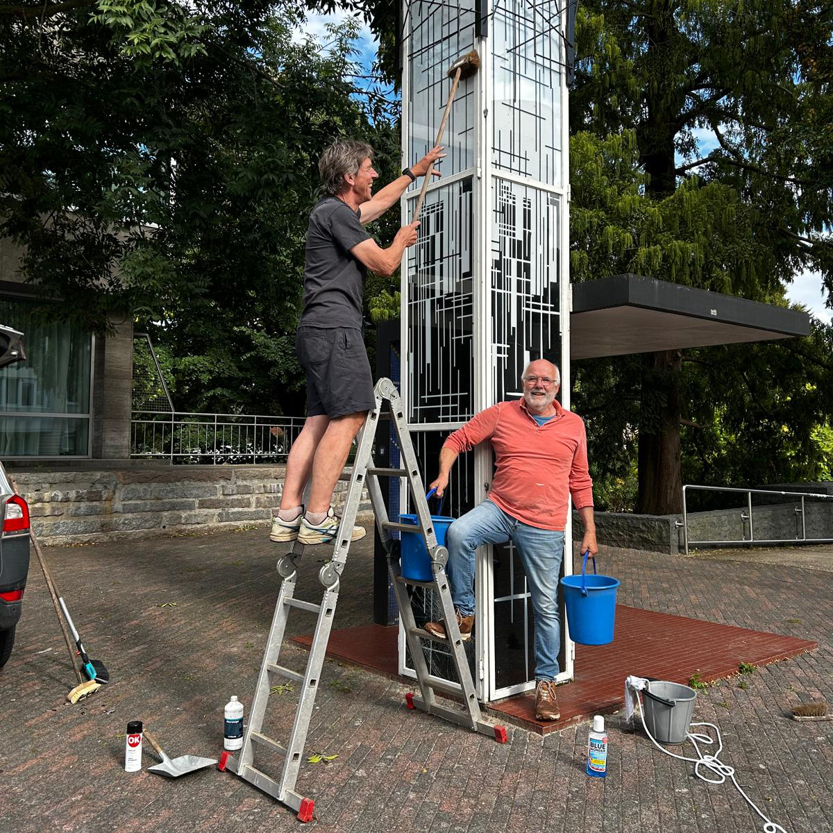 Poetsbeurt Bushalte van Rietveld